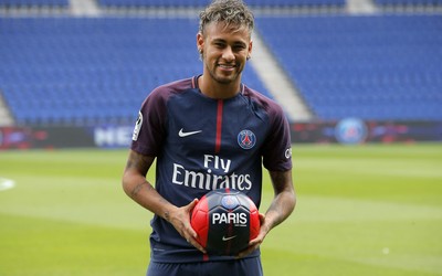 爱赢电竞热议-格雷茨卡与对方球员发生口角